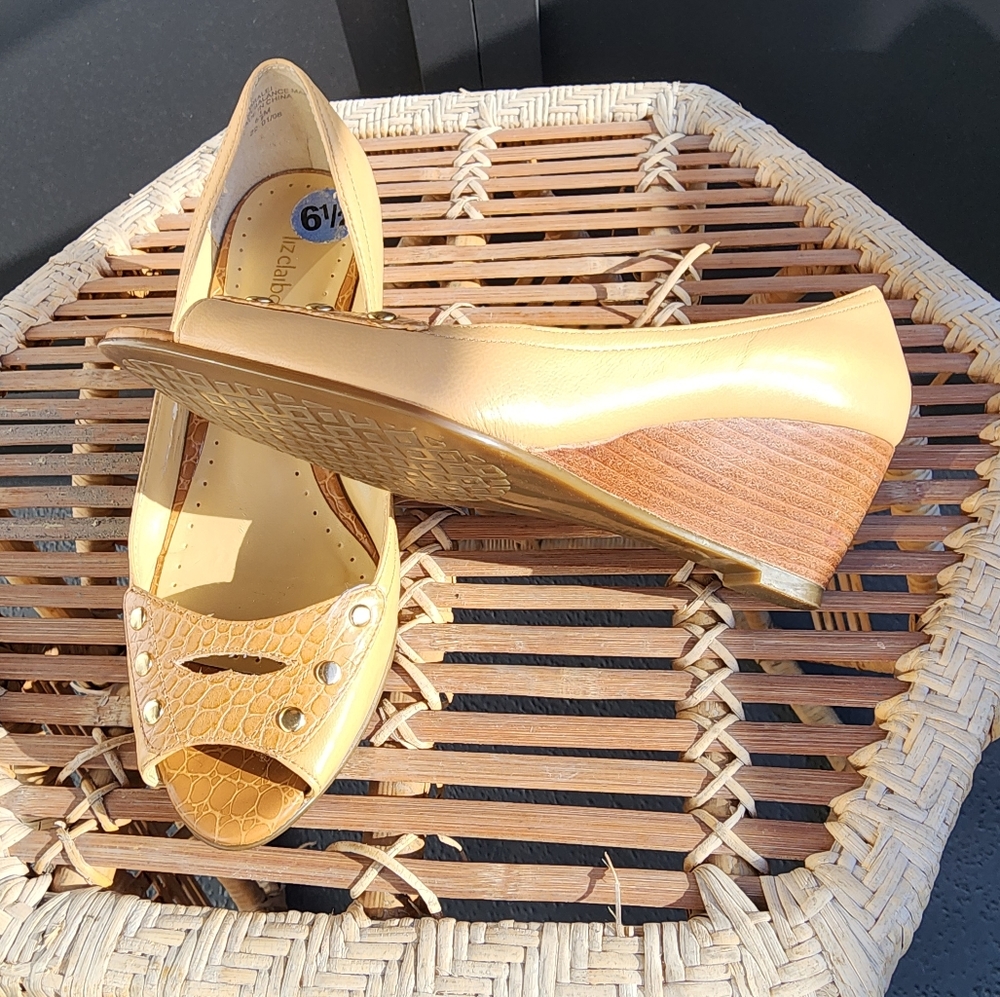 NWOT  LIZ CLAIBORNE TAN LEATHER WEDGE HEELS "LORALEI" ~ SIZE 6.5